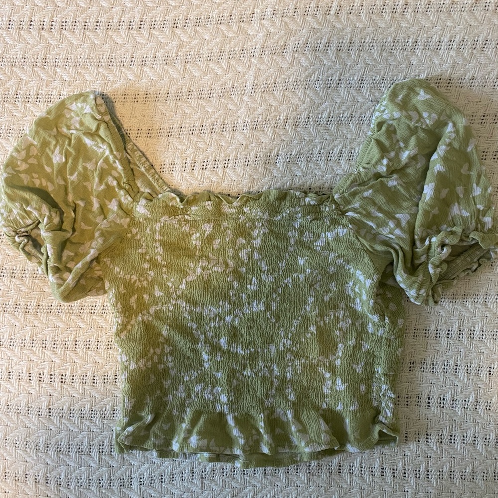 Green floral cropped puffy sleeve blouse